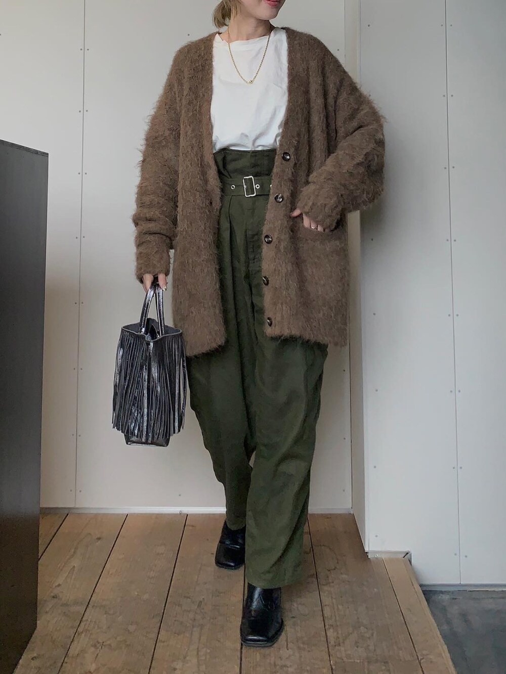 「秋コーデ、大人カジュアル、シンプルコーデ、カーディガン、ニットコーデ、ニットカーディガン、モヘアニット、ブラウン、ブラウンコーデ、カーキ、カーキパンツ、ブーツ、ブーツスタイル、メンズライク、カジュアルコーデ」｜「ALLUMERのシャギーアルパカVネックカーディガン（ニット/セーター、イエロー系）」を使った、Creamさん（レディース・158cm）の秋コーディネートの2枚目の写真