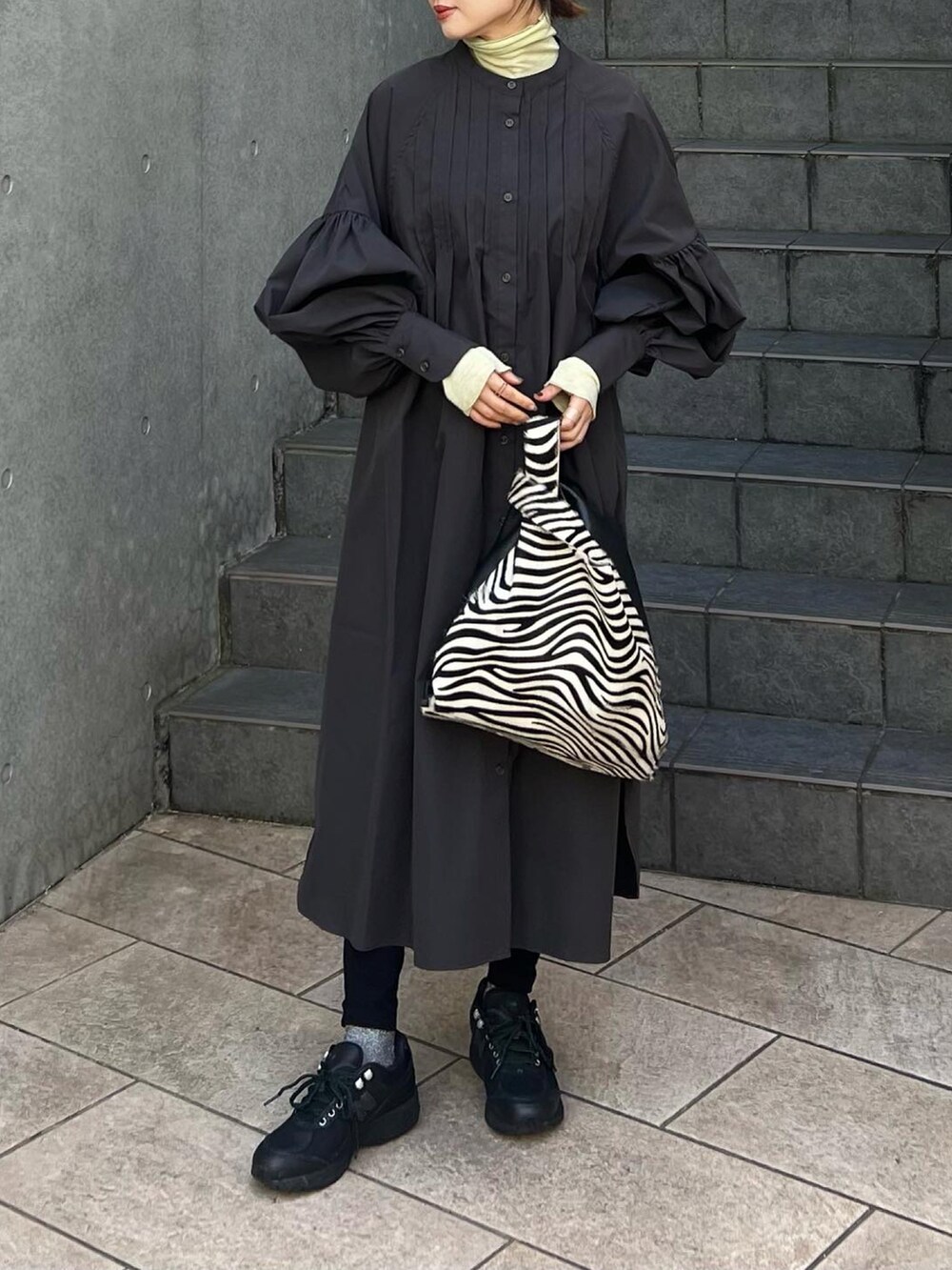 「秋服コーデ、ワンピース、ワントーンコーデ、ワンピーススタイル、ブラック、ブラックコーデ、モノトーン、モノトーンコーデ、ボリューム袖、ニューバランス、New Balance、ユニクロ、ユニクロコーデ、INTERFACTORY、レイヤードスタイル」|「INTER FACTORYのファッションインフルエンサー MAIKO - ランタンスリーブシャツワンピース(シャツワンピース、グレー系)」を使った、Creamさん(骨格ウェーブ・レディース・158cm)の秋コーディネートの2枚目の写真