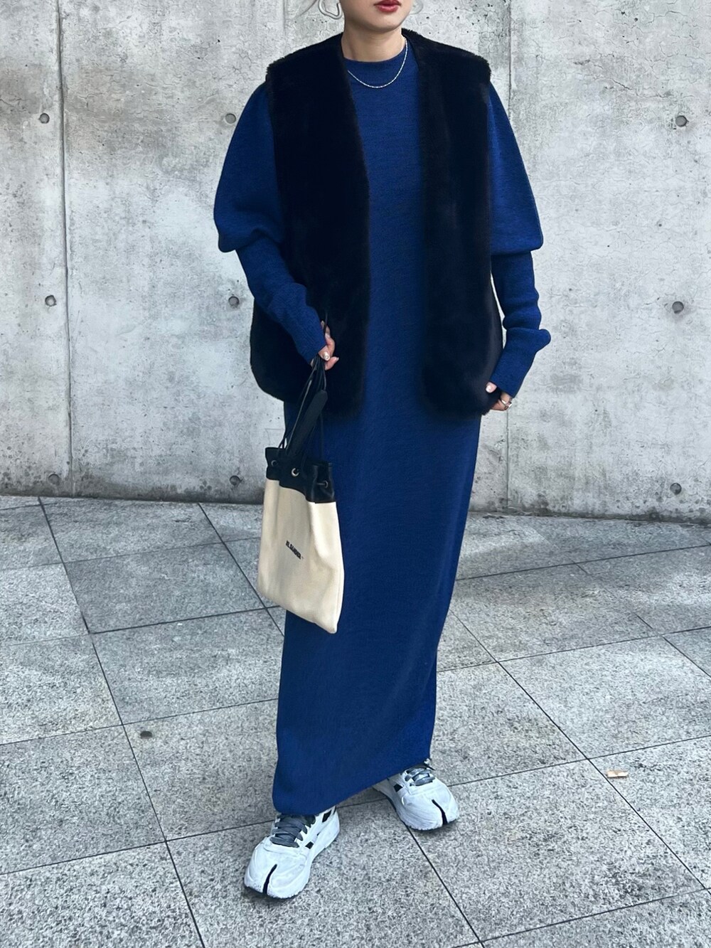 「休日コーデ、おでかけコーデ、ootd、楽チンコーデ、キレイめコーデ、ワンピース、CITY SHOP、ブルー、青、ニットワンピース、ニットワンピ、リーボック(Reebok)、Maison Margiela、JILSANDER、春コーデ」｜「CITYSHOPのVOLUME SLEEVE DRESS：ワンピース（ワンピース、ブルー系）」を使った、Creamさん（骨格ウェーブ・レディース・158cm）の冬コーディネートの2枚目の写真