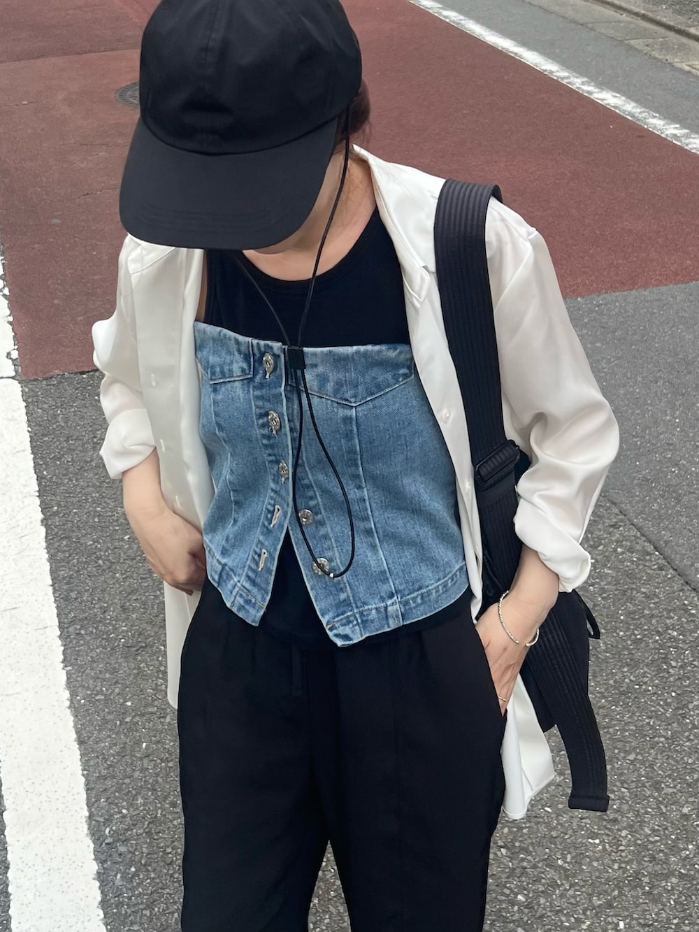 「レイヤードスタイル、プチプラ、きれいめカジュアル、夏コーデ、さらっと晴れやかスナップ、大人コーデ、大人カジュアルコーデ、大人カジュアル、シンプルスタイル、デニム、ビスチェ、シャツスタイル、シャツ、ユニクロ、ユニクロコーデ」｜「select MOCAのデニムチューブビスチェ（チューブトップ、ブルー系）」を使った、Creamさん（骨格ウェーブ・レディース・158cm）の夏コーディネートの2枚目の写真