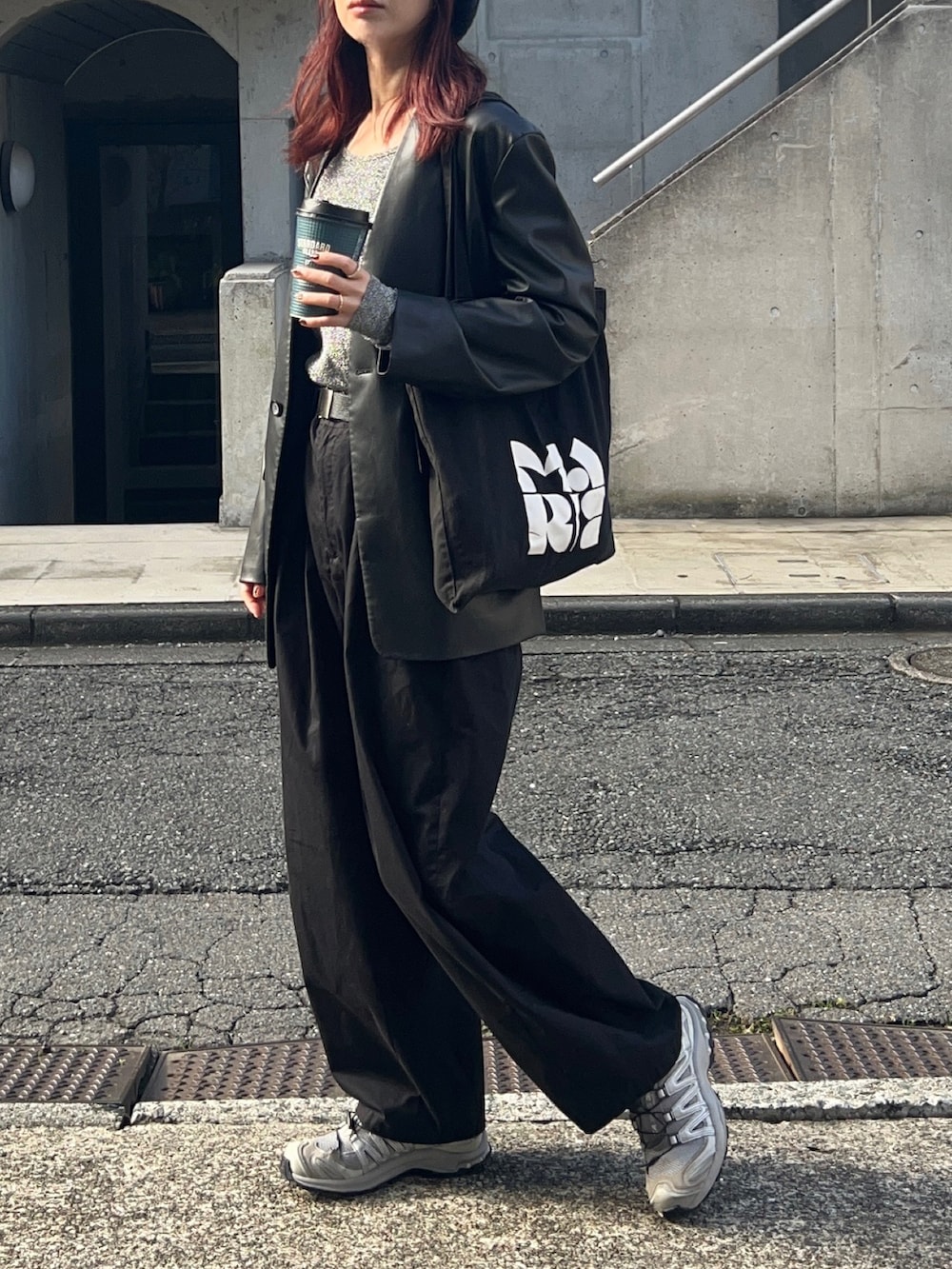 ブラック系のテーラードジャケット、シルバー系のTシャツ/カットソー、ブラック系のバッグを着用したレディースの秋コーディネートの2枚目の写真