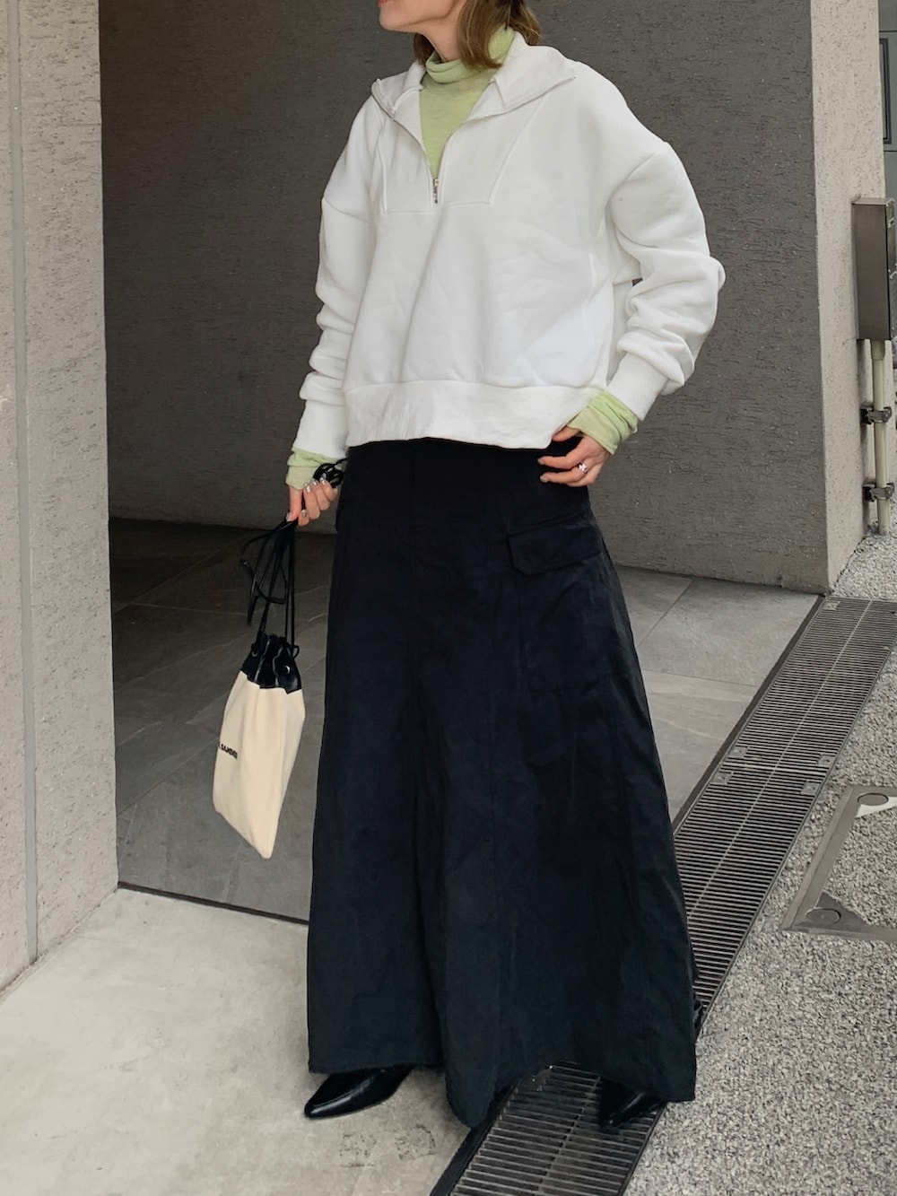 「はじめましてコーデ、スウェット、モノトーン、モノトーンコーデ、モノトーンに差し色、イエロー、ライムグリーン、レイヤードスタイル、ロングスカート、ジップアップ、白黒、オトナカジュアル、オトナ女子、ポインテッドトゥ、プチプラ」｜「CIENAの【2枚SET】シアーテレコ×チュールタートルSET（Tシャツ/カットソー、グリーン系）」を使った、Creamさん（レディース・158cm）の春コーディネートの2枚目の写真