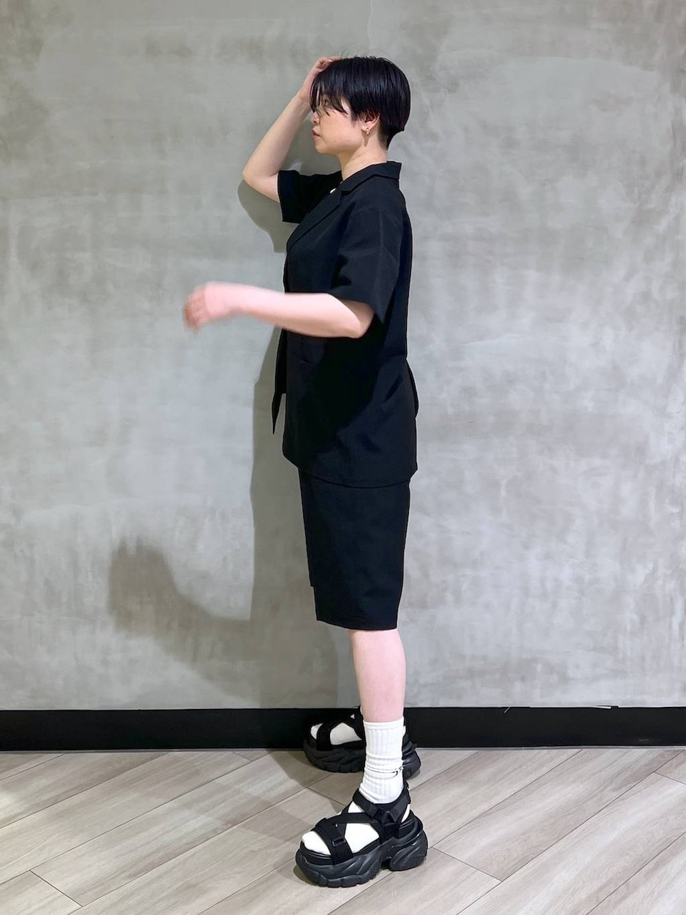 「体型カバー、高見え、差し色コーデ、ジャケットスタイル、モード、タンクトップ、PAGEBOY、骨格ナチュラル_PAGEBOY、セットアップ、ハーフパンツ、サンダル、ジャケット」｜「PAGEBOYのダッドコンビスポサン（サンダル、ブラック系）」を使った、ミラさん（レディース・162cm）の夏コーディネートの2枚目の写真