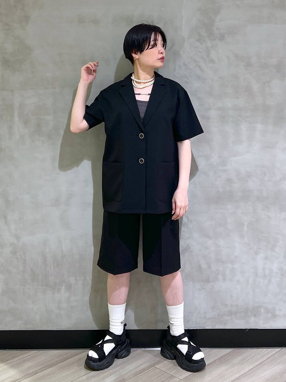 「体型カバー、高見え、差し色コーデ、ジャケットスタイル、モード、タンクトップ、PAGEBOY、骨格ナチュラル_PAGEBOY、セットアップ、ハーフパンツ、サンダル、ジャケット」｜「PAGEBOYのダッドコンビスポサン（サンダル、ブラック系）」を使った、ミラさん（レディース・162cm）の夏コーディネートの6枚目の写真