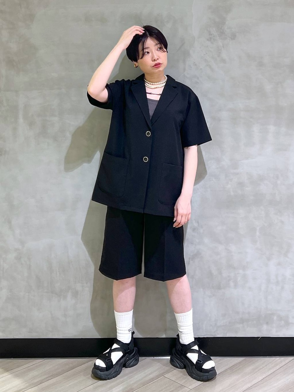 「体型カバー、高見え、差し色コーデ、ジャケットスタイル、モード、タンクトップ、PAGEBOY、骨格ナチュラル_PAGEBOY、セットアップ、ハーフパンツ、サンダル、ジャケット」｜「PAGEBOYのダッドコンビスポサン（サンダル、ブラック系）」を使った、ミラさん（レディース・162cm）の夏コーディネートの5枚目の写真
