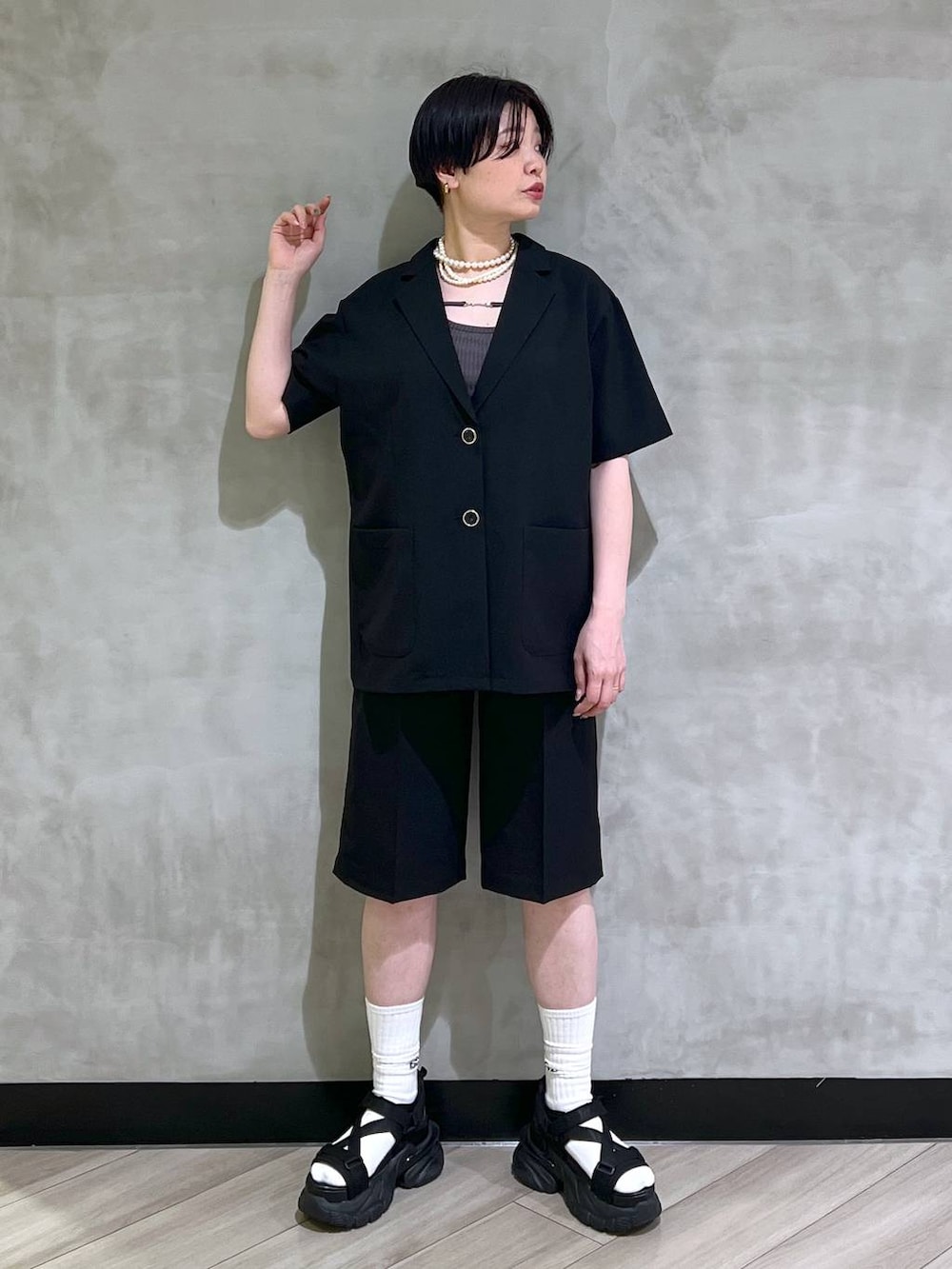 「体型カバー、高見え、差し色コーデ、ジャケットスタイル、モード、タンクトップ、PAGEBOY、骨格ナチュラル_PAGEBOY、セットアップ、ハーフパンツ、サンダル、ジャケット」｜「PAGEBOYのダッドコンビスポサン（サンダル、ブラック系）」を使った、ミラさん（レディース・162cm）の夏コーディネートの7枚目の写真