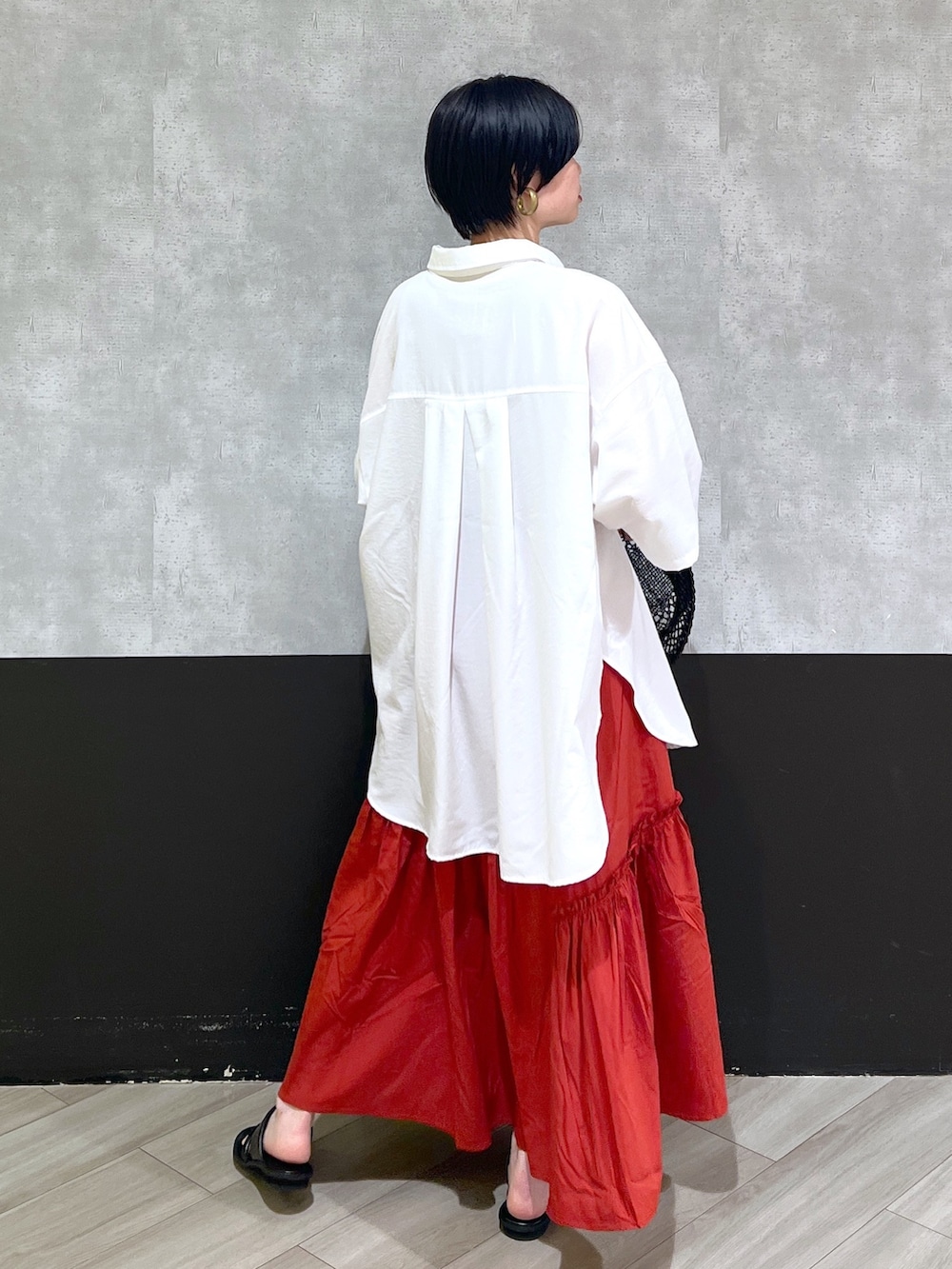 「PAGEBOY、キャセリーニ(Casselini)、シャツスタイル、ティアードスカート、春夏コーデ、夏コーデ、サンダルコーデ、トングサンダル、ハット、30代コーデ、PAGEBOYLIM、テラコッタ、白シャツ、黒髪ショート、初夏コーデ」｜「PAGEBOYのスカシアミバケットハット（ハット、ブラウン系）」を使った、ミラさん（レディース・162cm）の春コーディネートの3枚目の写真