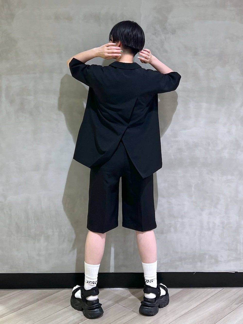 「体型カバー、高見え、差し色コーデ、ジャケットスタイル、モード、タンクトップ、PAGEBOY、骨格ナチュラル_PAGEBOY、セットアップ、ハーフパンツ、サンダル、ジャケット」｜「PAGEBOYのダッドコンビスポサン（サンダル、ブラック系）」を使った、ミラさん（レディース・162cm）の夏コーディネートの3枚目の写真