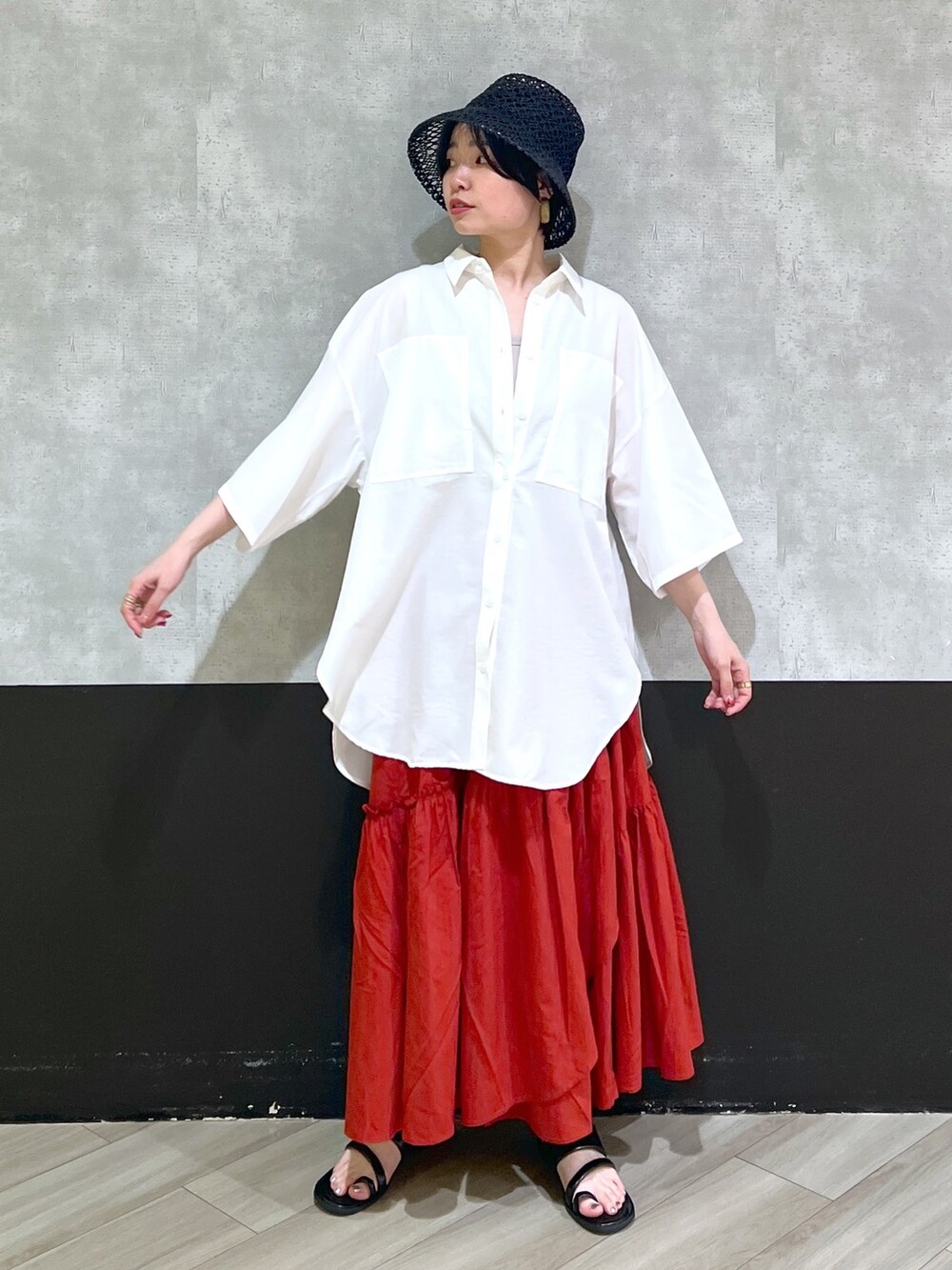 「PAGEBOY、キャセリーニ(Casselini)、シャツスタイル、ティアードスカート、春夏コーデ、夏コーデ、サンダルコーデ、トングサンダル、ハット、30代コーデ、PAGEBOYLIM、テラコッタ、白シャツ、黒髪ショート、初夏コーデ」｜「PAGEBOYのスカシアミバケットハット（ハット、ブラウン系）」を使った、ミラさん（レディース・162cm）の春コーディネートの5枚目の写真
