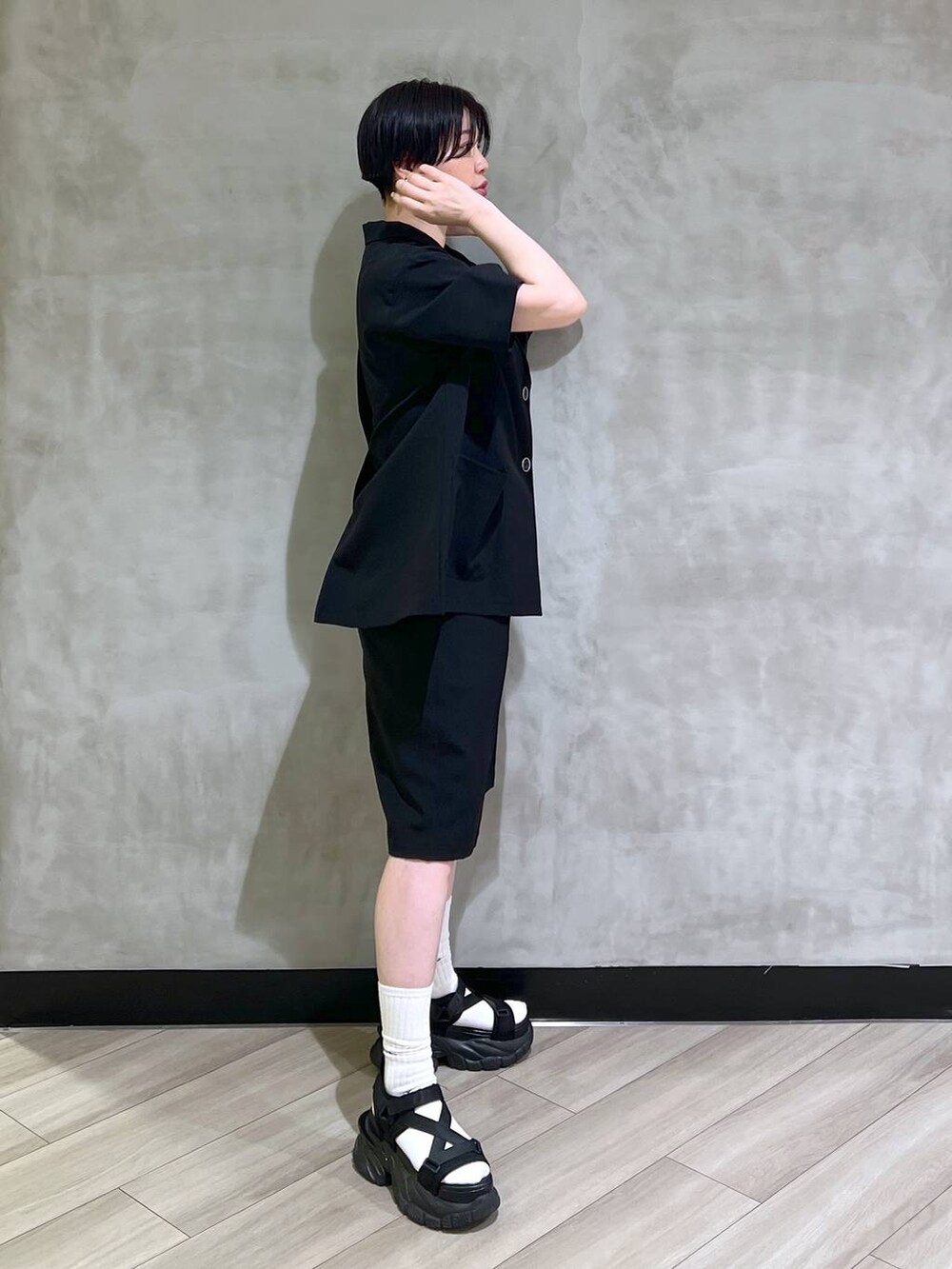 「体型カバー、高見え、差し色コーデ、ジャケットスタイル、モード、タンクトップ、PAGEBOY、骨格ナチュラル_PAGEBOY、セットアップ、ハーフパンツ、サンダル、ジャケット」｜「PAGEBOYのダッドコンビスポサン（サンダル、ブラック系）」を使った、ミラさん（レディース・162cm）の夏コーディネートの4枚目の写真