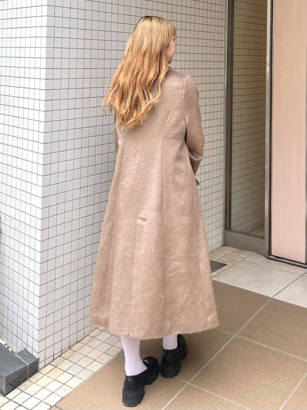 ブラウン系のその他アウター、ブラック系のショルダーバッグ、グレー系のローファーを着用したレディースの冬コーディネートの3枚目の写真