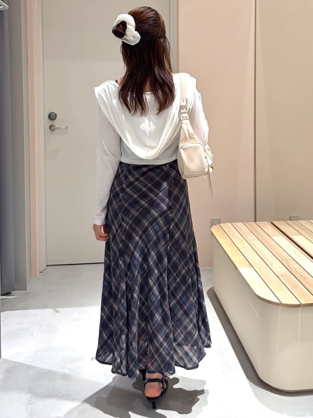 ブルー系のワンピース、ホワイト系のTシャツ/カットソー、ホワイト系のショルダーバッグを着用したレディースの夏コーディネートの3枚目の写真