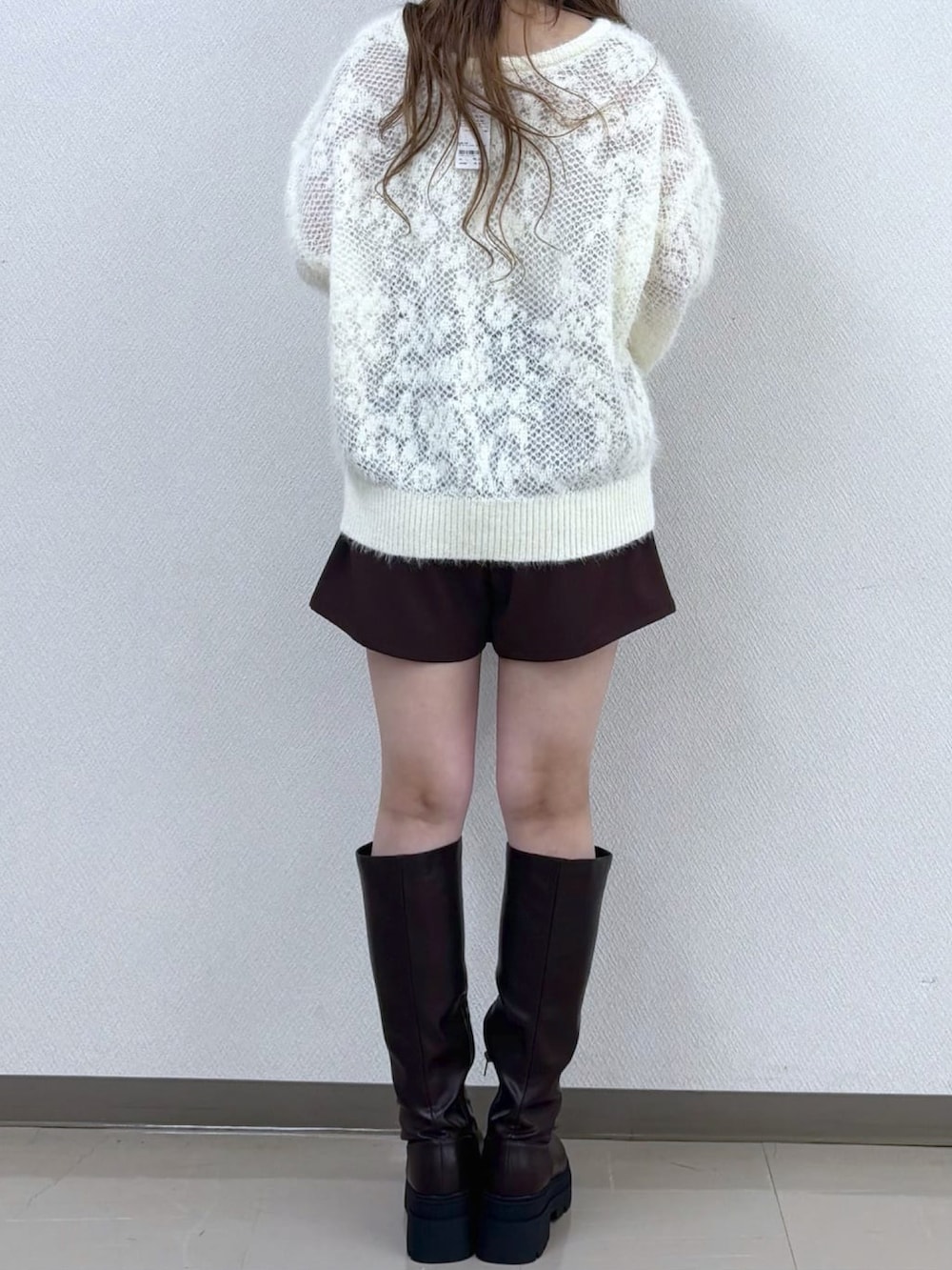 ホワイト系のニット/セーターを着用したレディースの秋コーディネートの2枚目の写真