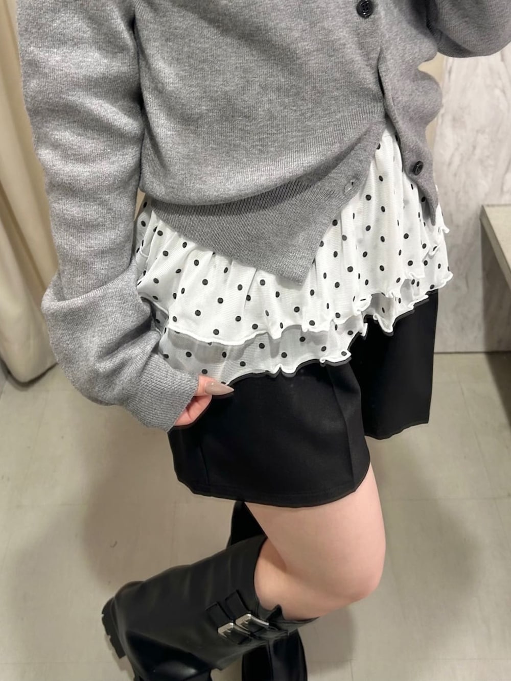 グレー系のニット/セーター、ホワイト系のTシャツ/カットソー、ブラック系のその他パンツを着用したレディースの秋コーディネートの3枚目の写真