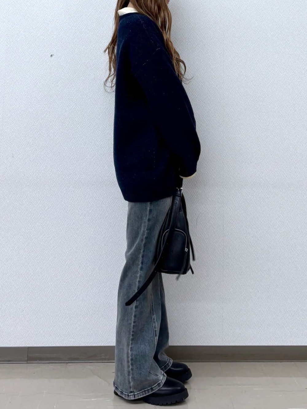 グレー系のニット/セーターを着用したレディースの秋コーディネートの2枚目の写真