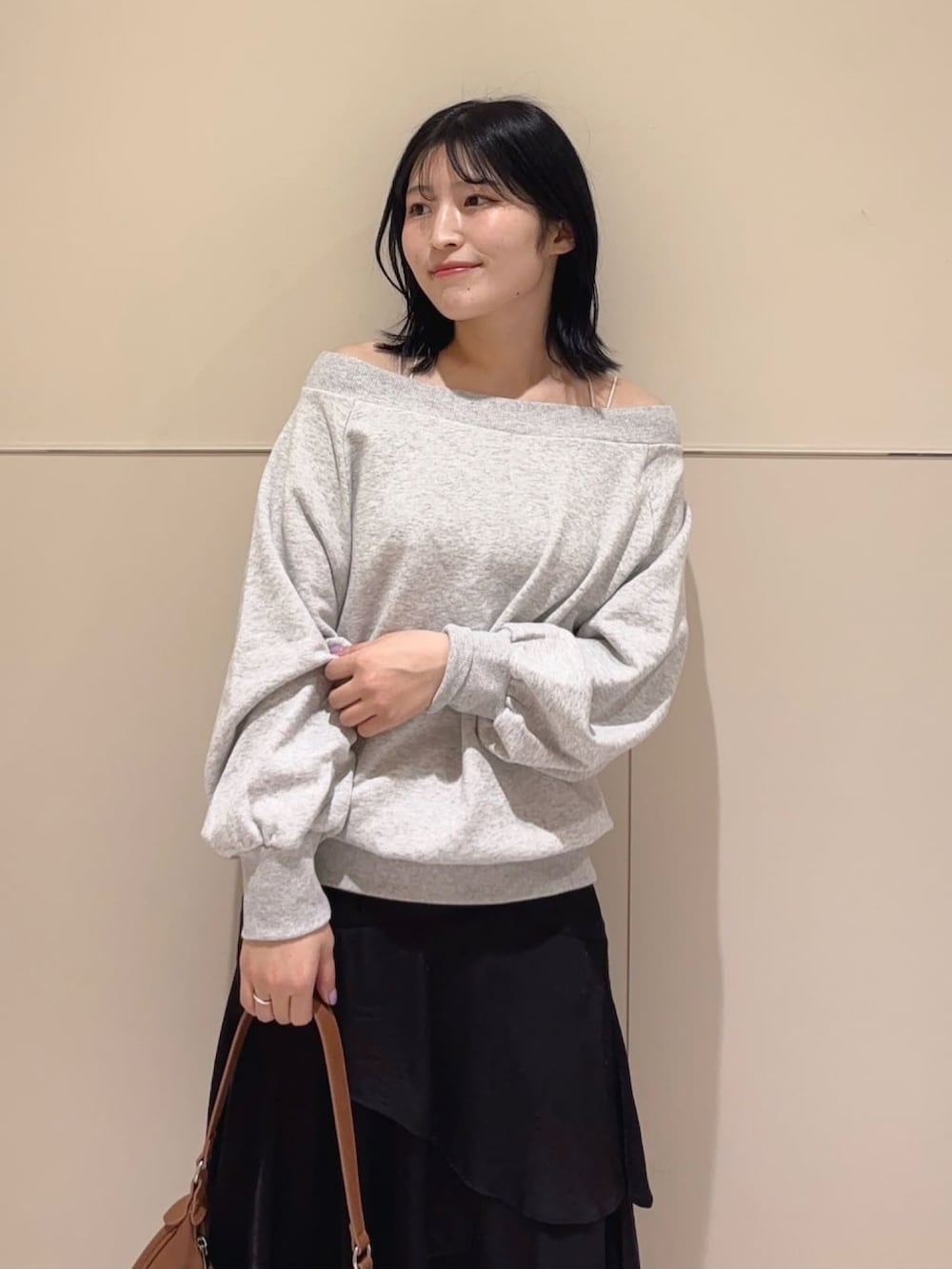 「おでかけコーデ、春先取り、オトナカジュアル、韓国ファッション、スウェット、グレー、ティアードスカート、ミニバッグ、スニーカー、スニーカーコーデ、モノトーンコーデ、チョーカートップス、アルシーヴ(archives)、archivesスカート」｜「archivesの【25ss/ＳＥＴＵＰ対応/トレンドアイテム】オフショルチョーカースウェット（スウェット、グレー系）」を使った、archivesさん（レディース・157cm）の冬コーディネートの3枚目の写真