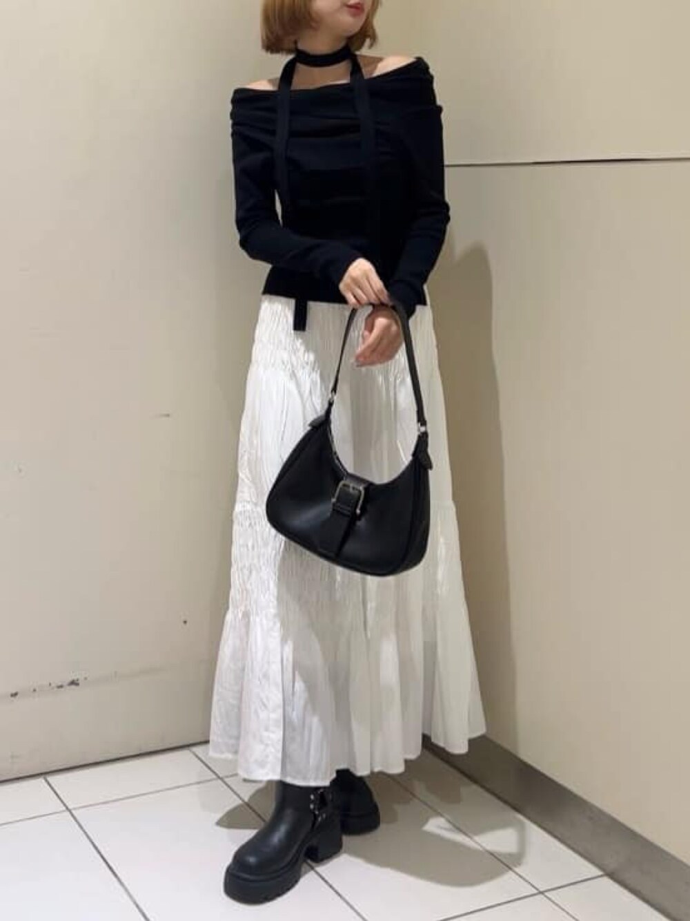 「おでかけコーデ、春先取り、カジュアルガーリー、春コーデ、チョーカートップス、チョーカー、ティアードスカート、コットンスカート、モノトーンコーデ、大人かわいい、韓国ファッション、アルシーヴ(archives)、archivesスカート」｜「archivesのチョーカータックドレープオフショルニット（ニット/セーター、ブラック系）」を使った、archivesさん（レディース・159cm）の冬コーディネートの2枚目の写真