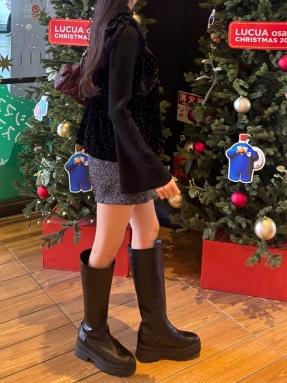 ブラック系のアンサンブル、グレー系のその他パンツを着用したレディースの冬コーディネートの2枚目の写真