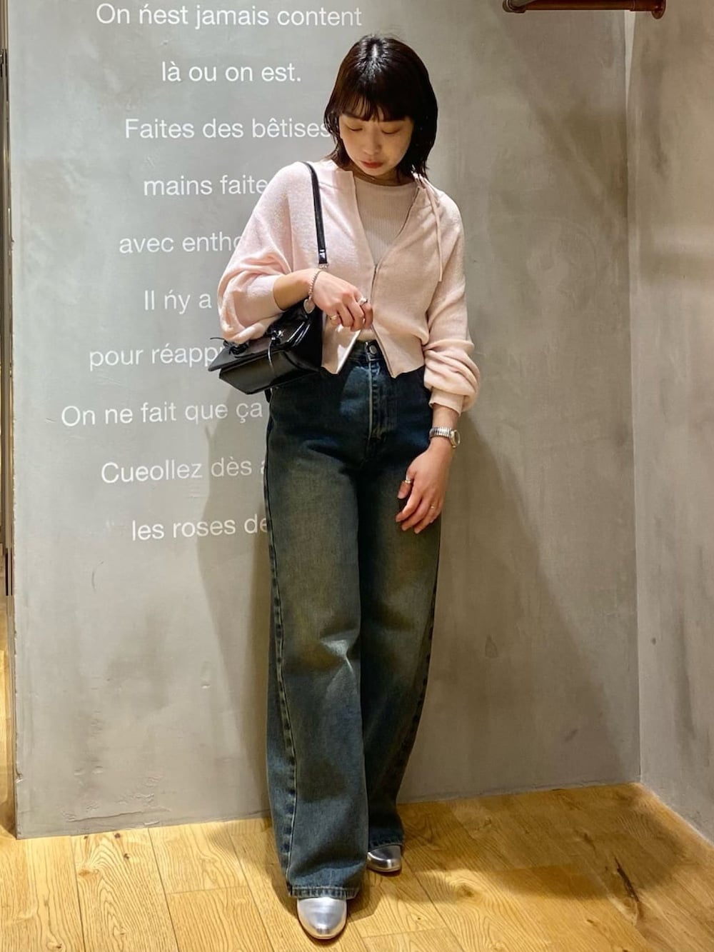 「アルシーヴ(archives)、アルシーヴ、archives、アンサンブル、アメスリ、ピンク、春めき満開コーデ、デニム、デニムパンツ、パンツスタイル、春、春コーデ、大人女子」｜「archivesのオフショルアメスリニットアンサンブル（アンサンブル、ピンク系）」を使った、archivesさん（骨格ナチュラル・レディース・152cm）の春コーディネートの2枚目の写真