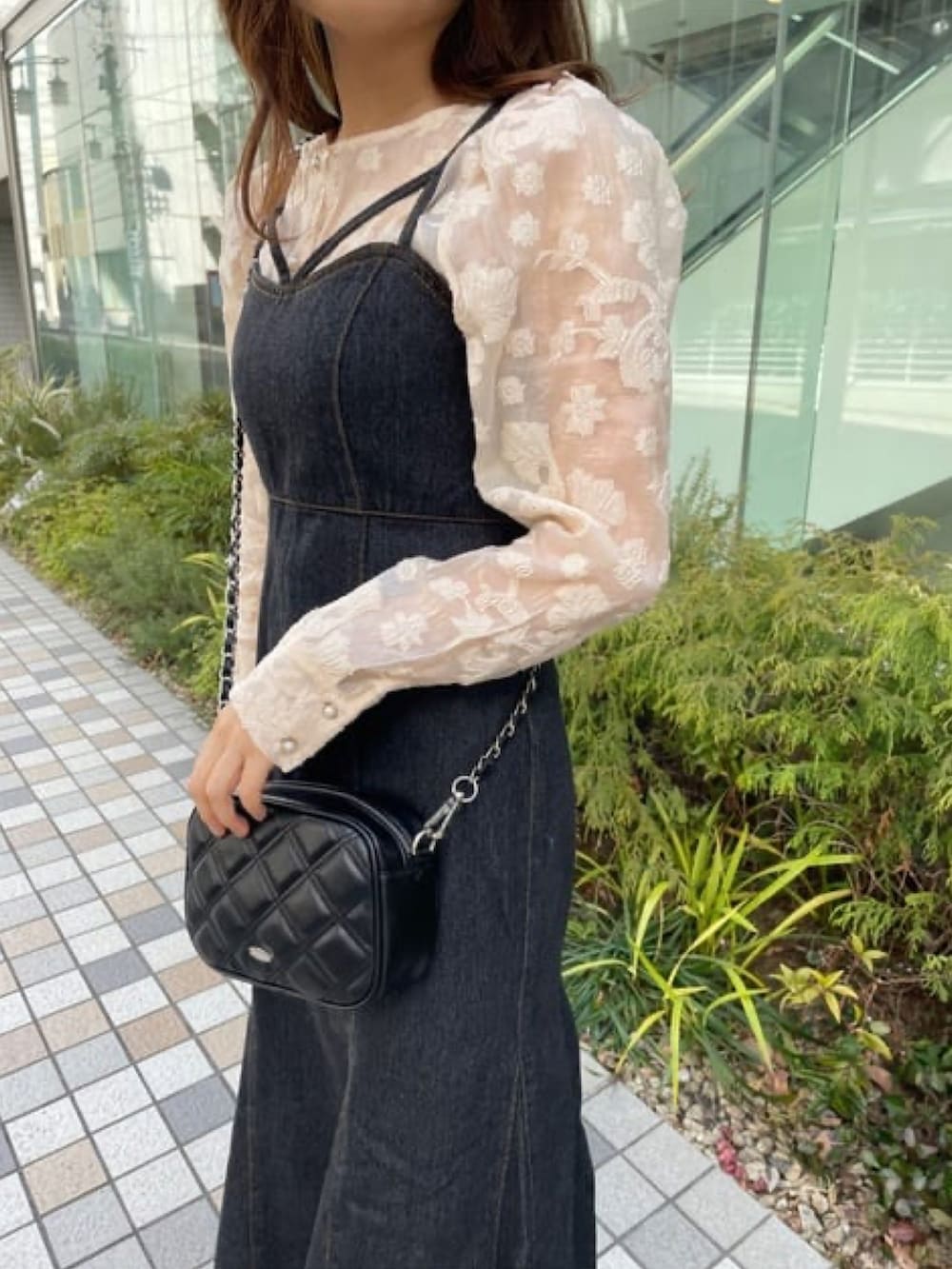 ブルー系のワンピース、ホワイト系のシャツ/ブラウス、ブラック系のショルダーバッグを着用したレディースの冬コーディネートの2枚目の写真