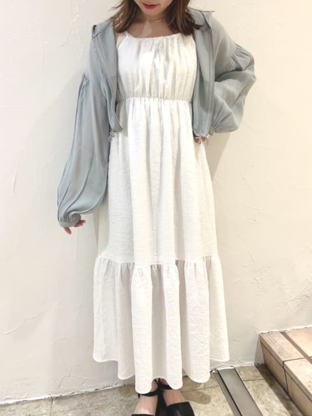 グレー系のその他アウター、ホワイト系のワンピース、ブラック系のショルダーバッグを着用したレディースの春コーディネートの4枚目の写真