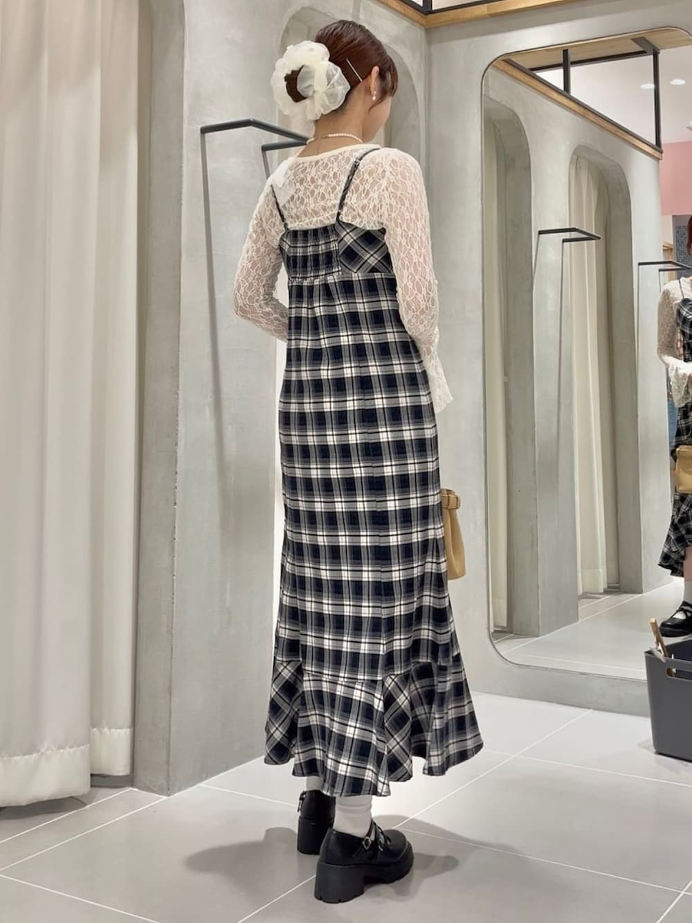 ブルー系のワンピース、ベージュ系のショルダーバッグ、ホワイト系のTシャツ/カットソーを着用したレディースの秋コーディネートの3枚目の写真