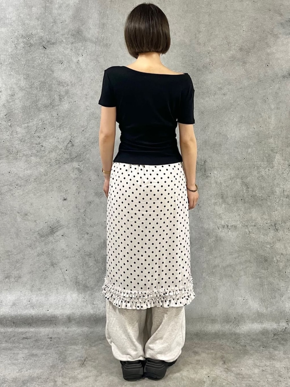 ホワイト系のスカート、ブラック系のTシャツ/カットソー、ベージュ系のスウェットパンツを着用したレディースの夏コーディネートの3枚目の写真