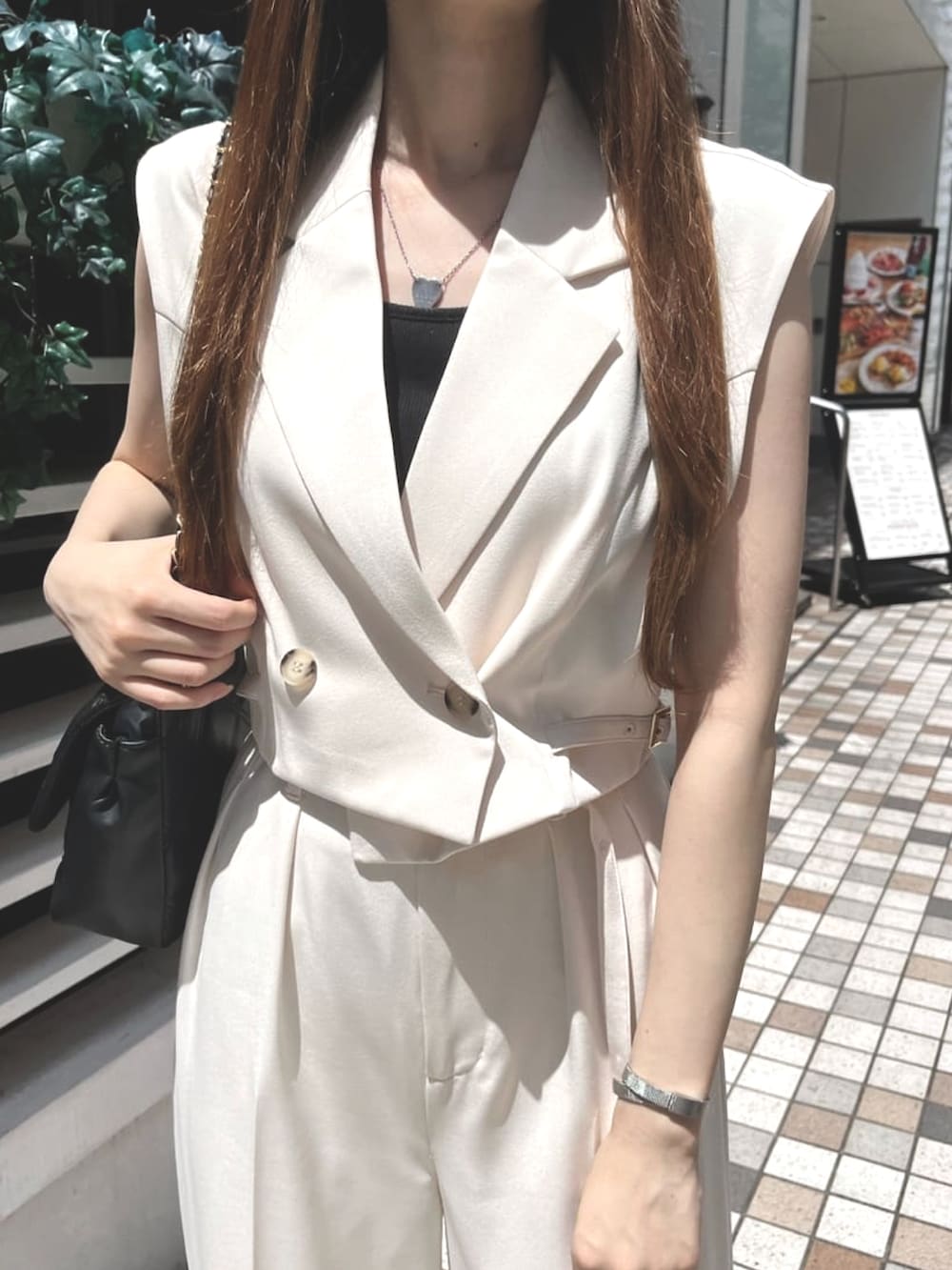 ブラック系のショルダーバッグ、ホワイト系のその他アウター、ホワイト系のその他パンツを着用したレディースの夏コーディネートの2枚目の写真