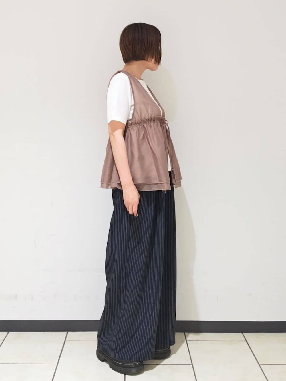 ベージュ系のTシャツ/カットソー、グレー系のその他パンツを着用したレディースの夏コーディネートの2枚目の写真