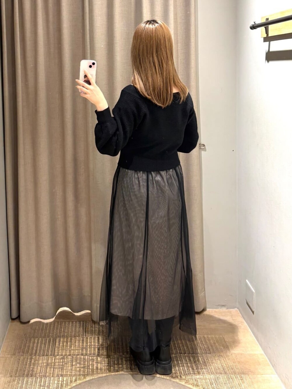 ブラック系のワンピースを着用したレディースの冬コーディネートの2枚目の写真