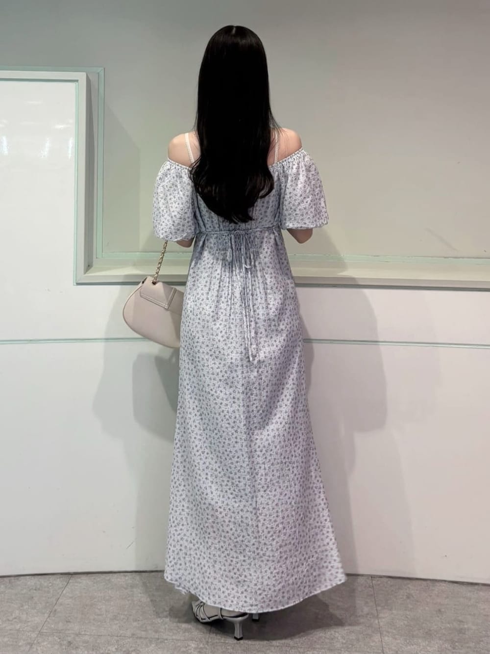 ホワイト系のショルダーバッグ、ブルー系のワンピースを着用したレディースの春コーディネートの2枚目の写真