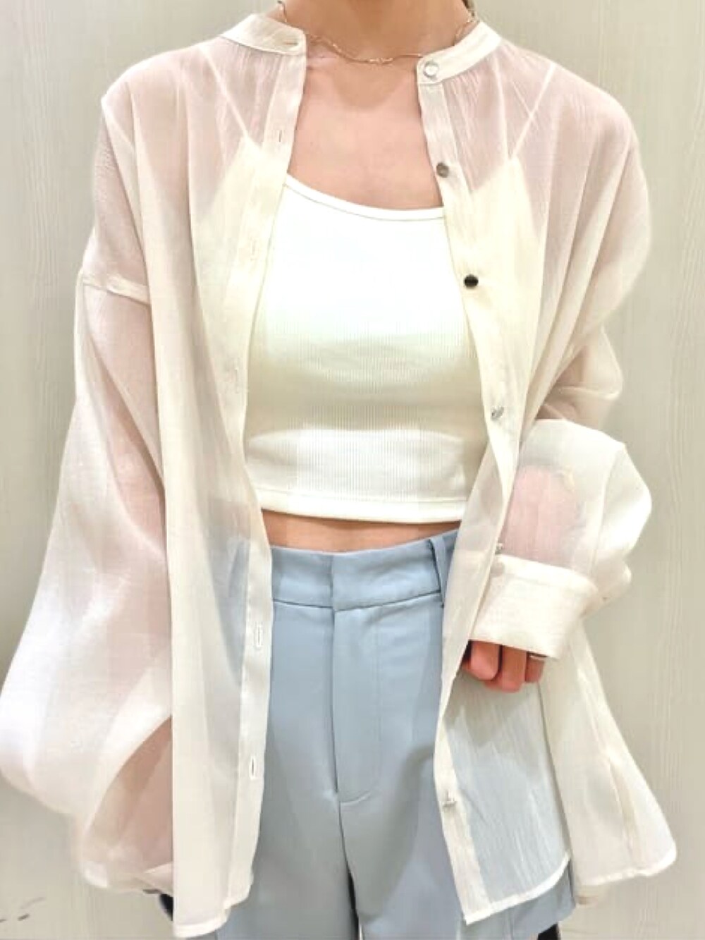 ホワイト系のシャツ/ブラウス、ブルー系のその他パンツ、ホワイト系のサンダルを着用したレディースの春コーディネートの3枚目の写真