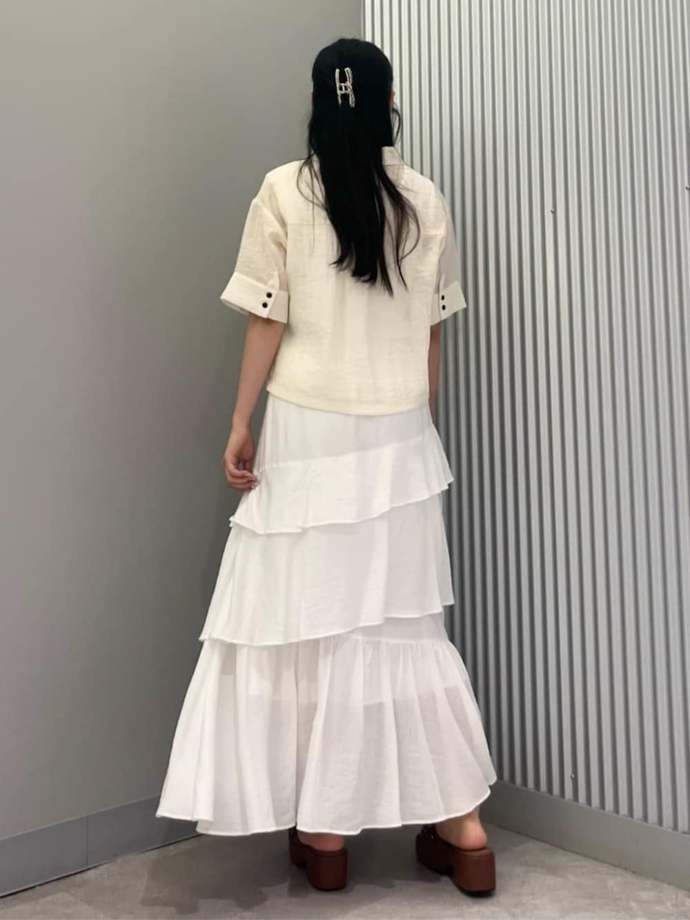 ホワイト系のスカート、ホワイト系のシャツ/ブラウス、イエロー系のサンダルを着用したレディースの夏コーディネートの5枚目の写真
