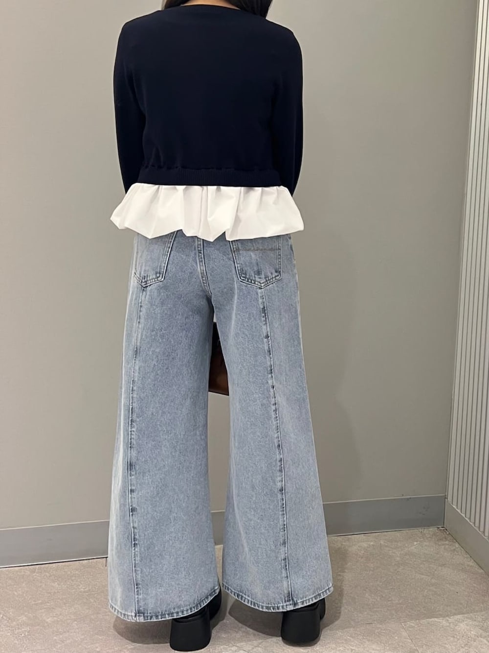 ブルー系のニット/セーター、ブルー系のデニムパンツを着用したレディースの冬コーディネートの3枚目の写真