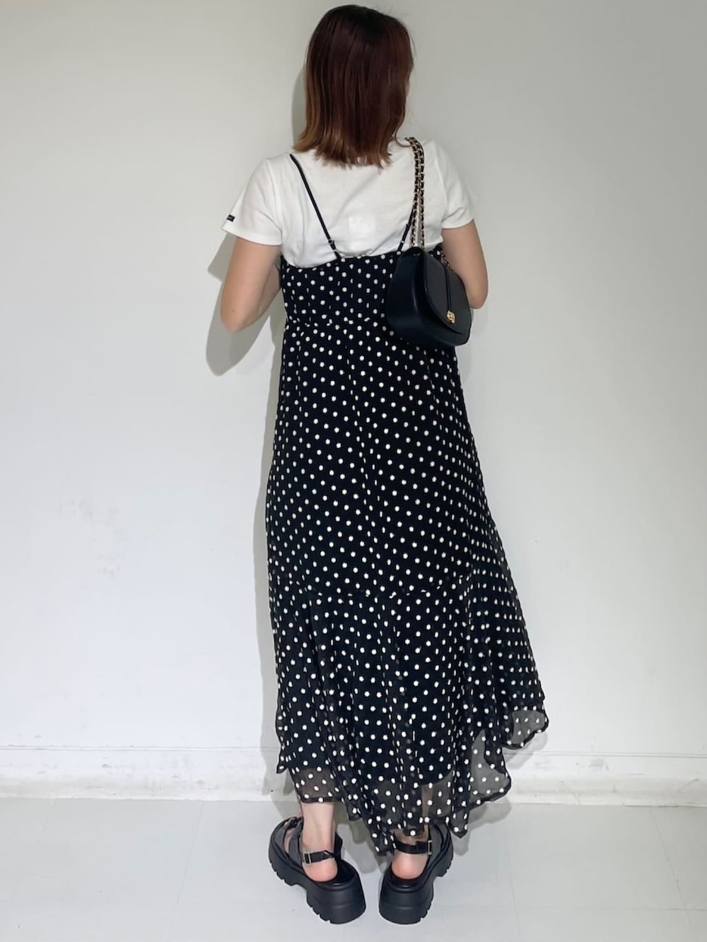 「アルシーヴ(archives)、アルシーヴ、archives、archivesワンピース、キャミワンピ、ワンピース、夏ワンピース、夏コーデ、刺繍、サンダル、チビT、黒ワンピ」｜「archivesのネームテレコＴｅｅ（Tシャツ/カットソー、ホワイト系）」を使った、archivesさん（骨格ウェーブ・レディース・158cm）の春コーディネートの3枚目の写真