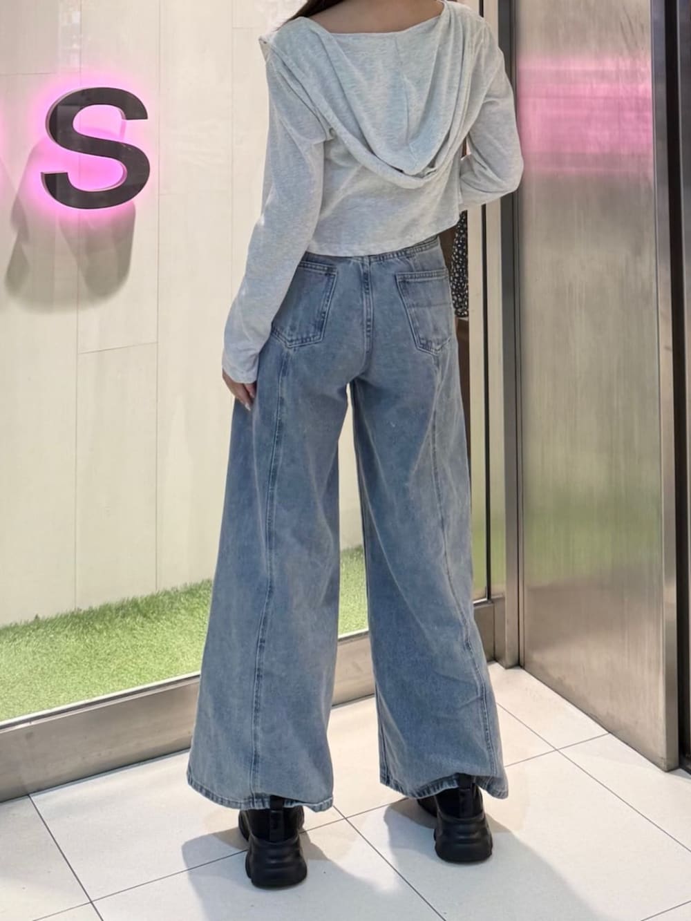グレー系のTシャツ/カットソー、ブルー系のデニムパンツ、ホワイト系のキャミソールを着用したレディースの夏コーディネートの4枚目の写真