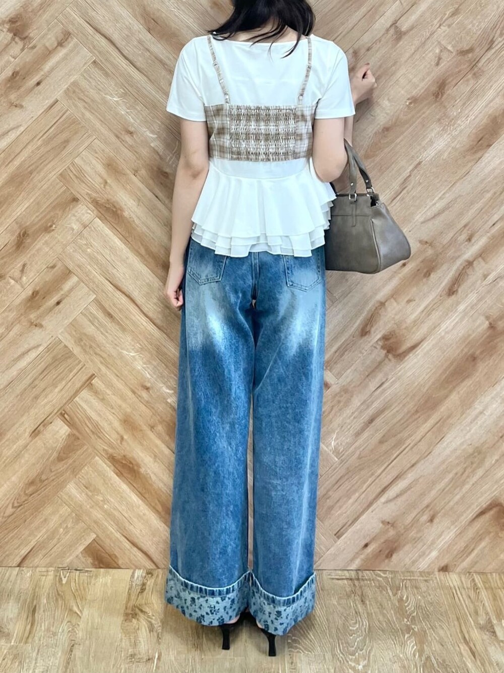 ベージュ系のTシャツ/カットソー、ブルー系のデニムパンツを着用したレディースの夏コーディネートの3枚目の写真