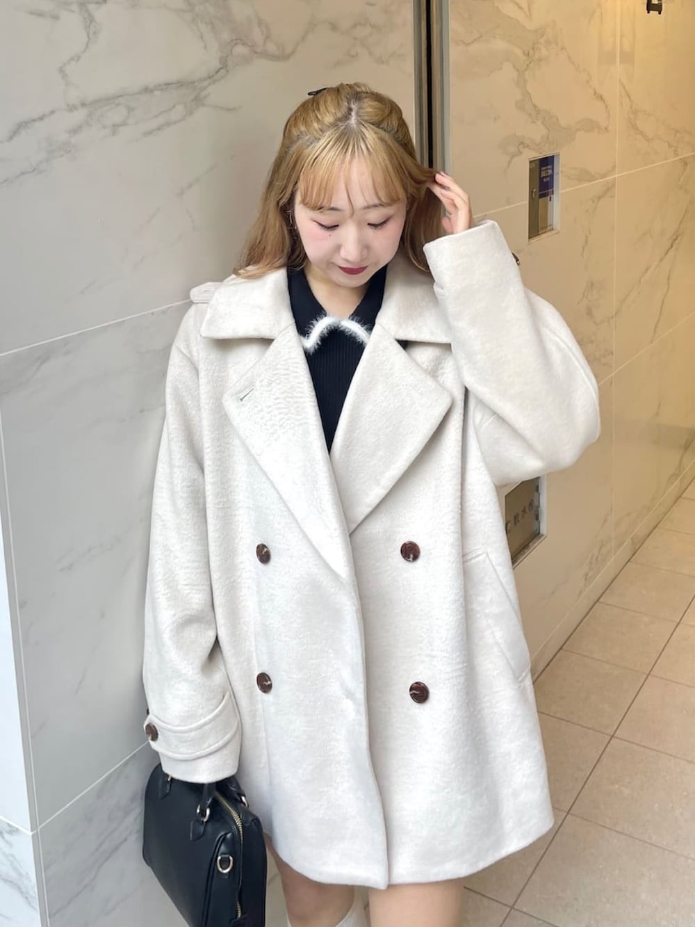 「クリスマスに着たい服、クリスマスコーデ、お出かけコーデ、大人ガーリー、ウールコート、アウターコーデ、襟付きトップス、ローファー、アルシーヴ(archives)、ホワイトコーデ、休日スタイル」｜「archivesのハーフ丈ダブルコート（チェスターコート、ホワイト系）」を使った、archivesさん（レディース・157cm）の冬コーディネートの2枚目の写真