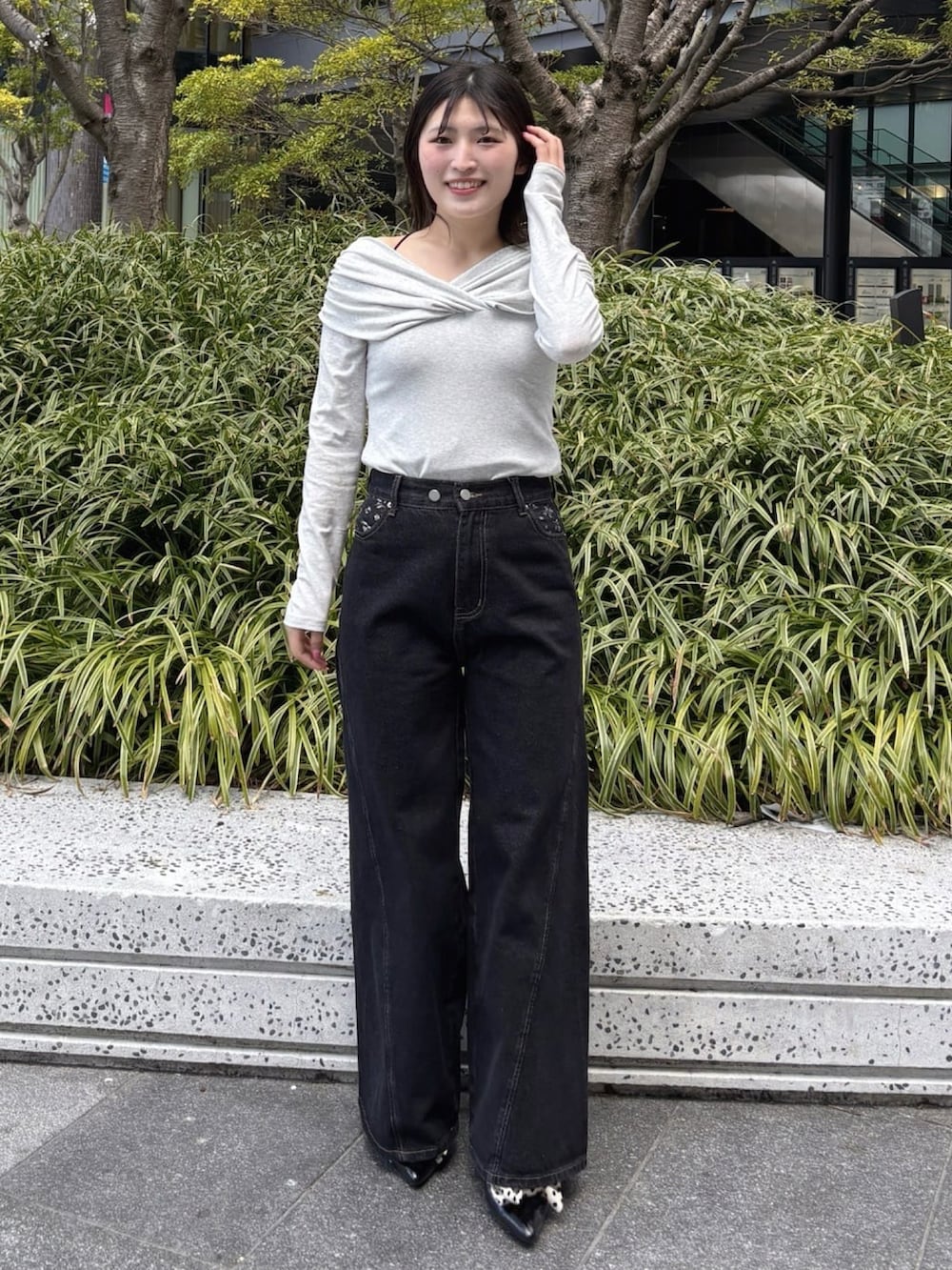 ブラック系のデニムパンツ、ブラック系のパンプスを着用したレディースの春コーディネートの2枚目の写真
