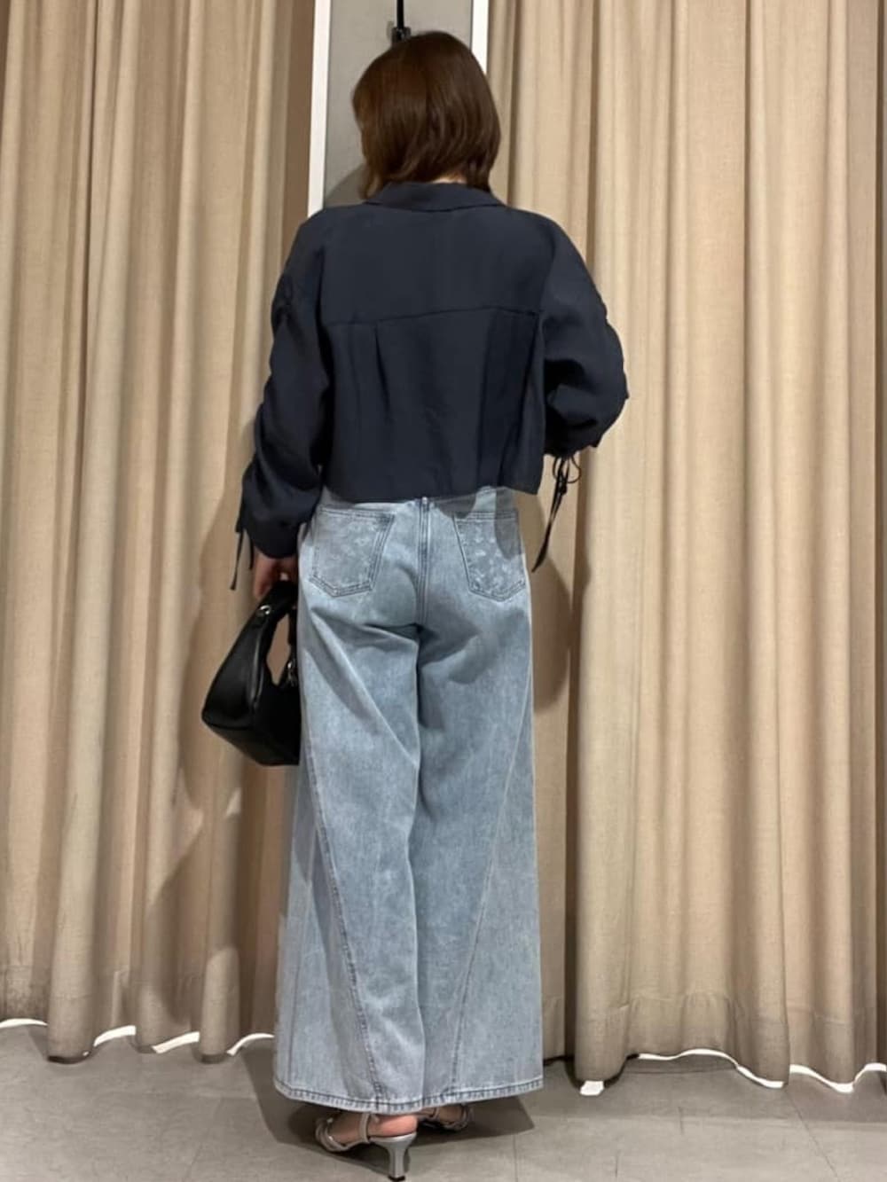 「アルシーヴ(archives)、アルシーヴ、archives、ショートシャツ、シャツスタイル、シャツ、シャツ羽織り、デニム、シャツ×デニム、初夏コーデ、カジュアル、カジュアルスタイル、デニムパンツ」｜「archivesのドロストスリーヴショートシャツ（シャツ/ブラウス、グレー系）」を使った、archivesさん（骨格ストレート・レディース・161cm）の春コーディネートの2枚目の写真