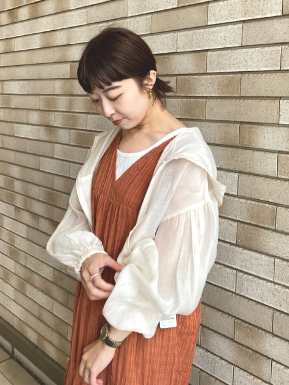 レッド系のワンピース、ブラック系のサンダルを着用したレディースの夏コーディネートの5枚目の写真