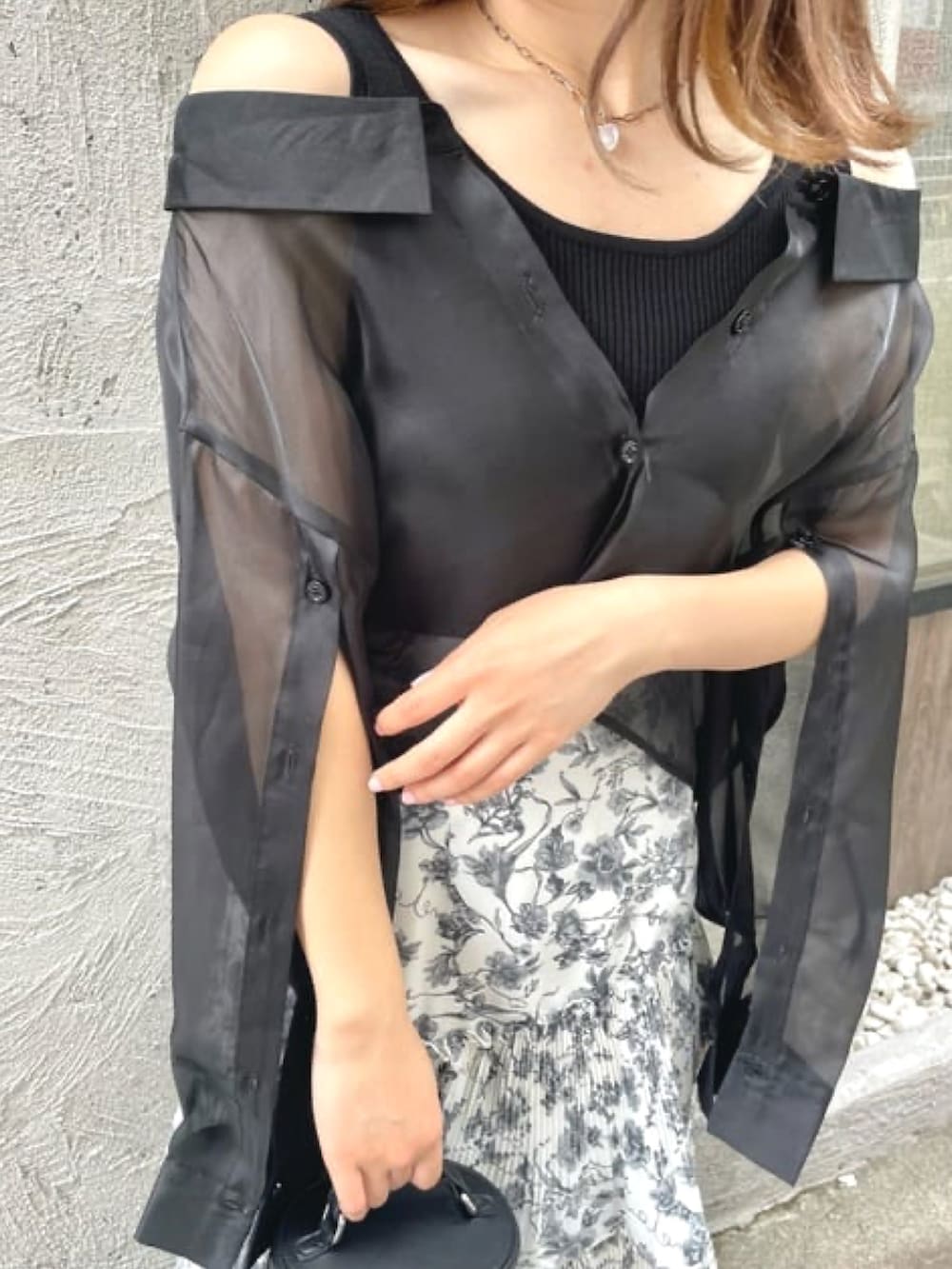 ブラック系のシャツ/ブラウス、ホワイト系のスカート、ホワイト系のサンダルを着用したレディースの夏コーディネートの4枚目の写真