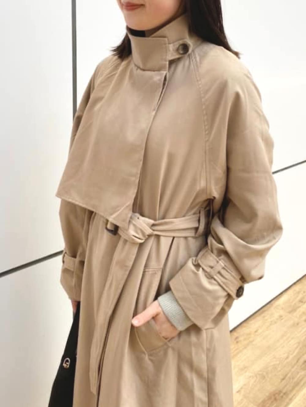 「オトナカジュアル、お出かけコーデ、archives、アルシーヴ(archives)、春、トレンチコート、デニムコーデ、骨格ウェーブ、カジュアルコーデ」｜「archivesのスタンド衿コート（トレンチコート、ベージュ系）」を使った、archivesさん（レディース・160cm）の冬コーディネートの2枚目の写真