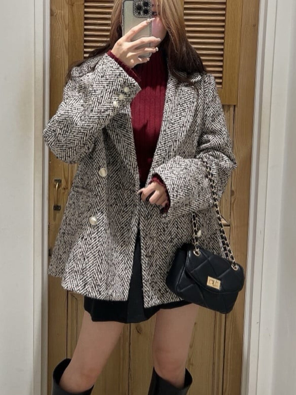 「冬コーデ、クリスマスに着たい服、マイベストコーデ2024、お出かけコーデ、赤、ショートパンツ、ジャケット、ジャケットスタイル、ミニバッグ、キルティングバッグ、デートコーデ、韓国ファッション、アルシーヴ(archives)、テーマパークコーデ」｜「archivesのヘリンボーンダブルジャケットコート（チェスターコート、ベージュ系）」を使った、archivesさん（レディース・159cm）の冬コーディネートの3枚目の写真