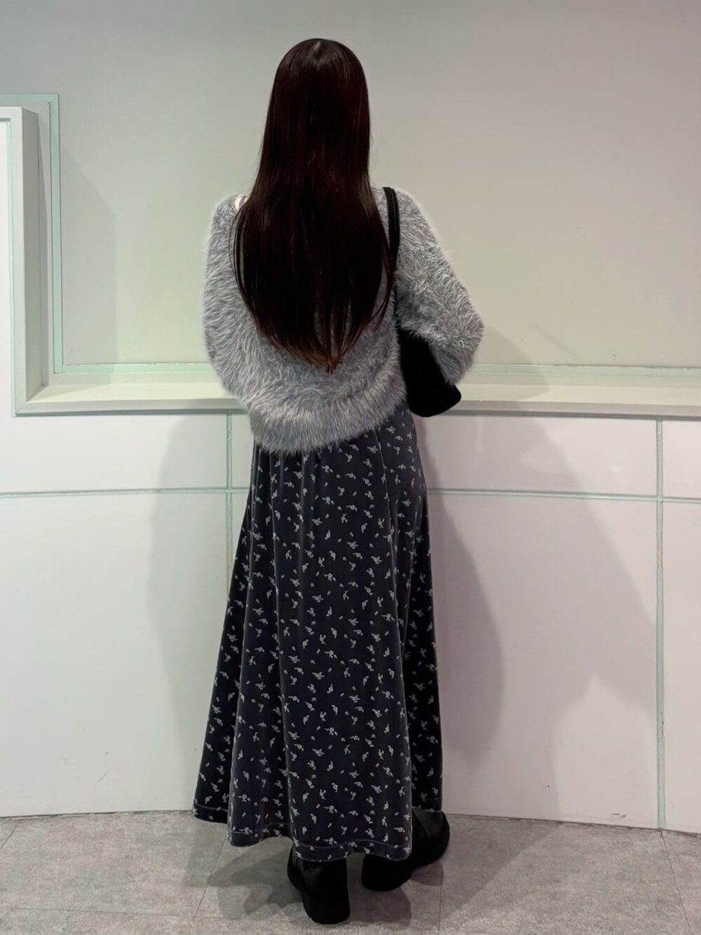 グレー系のワンピース、グレー系のカーディガン/ボレロを着用したレディースの秋コーディネートの3枚目の写真