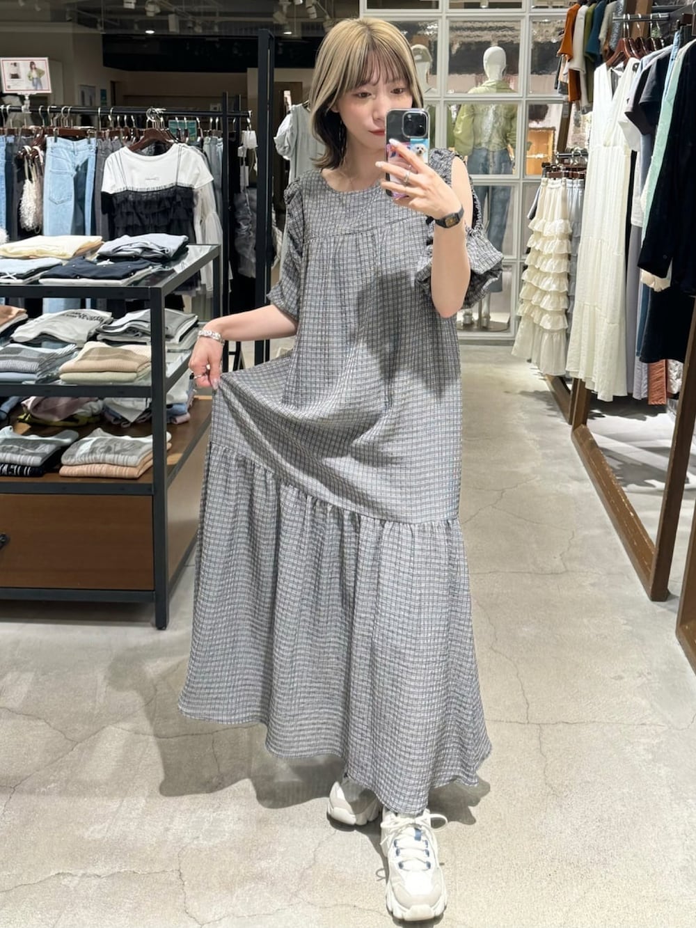 グリーン系のシャツ/ブラウス、ブルー系のデニムパンツ、ブラック系のハンドバッグを着用したレディースの夏コーディネートの2枚目の写真