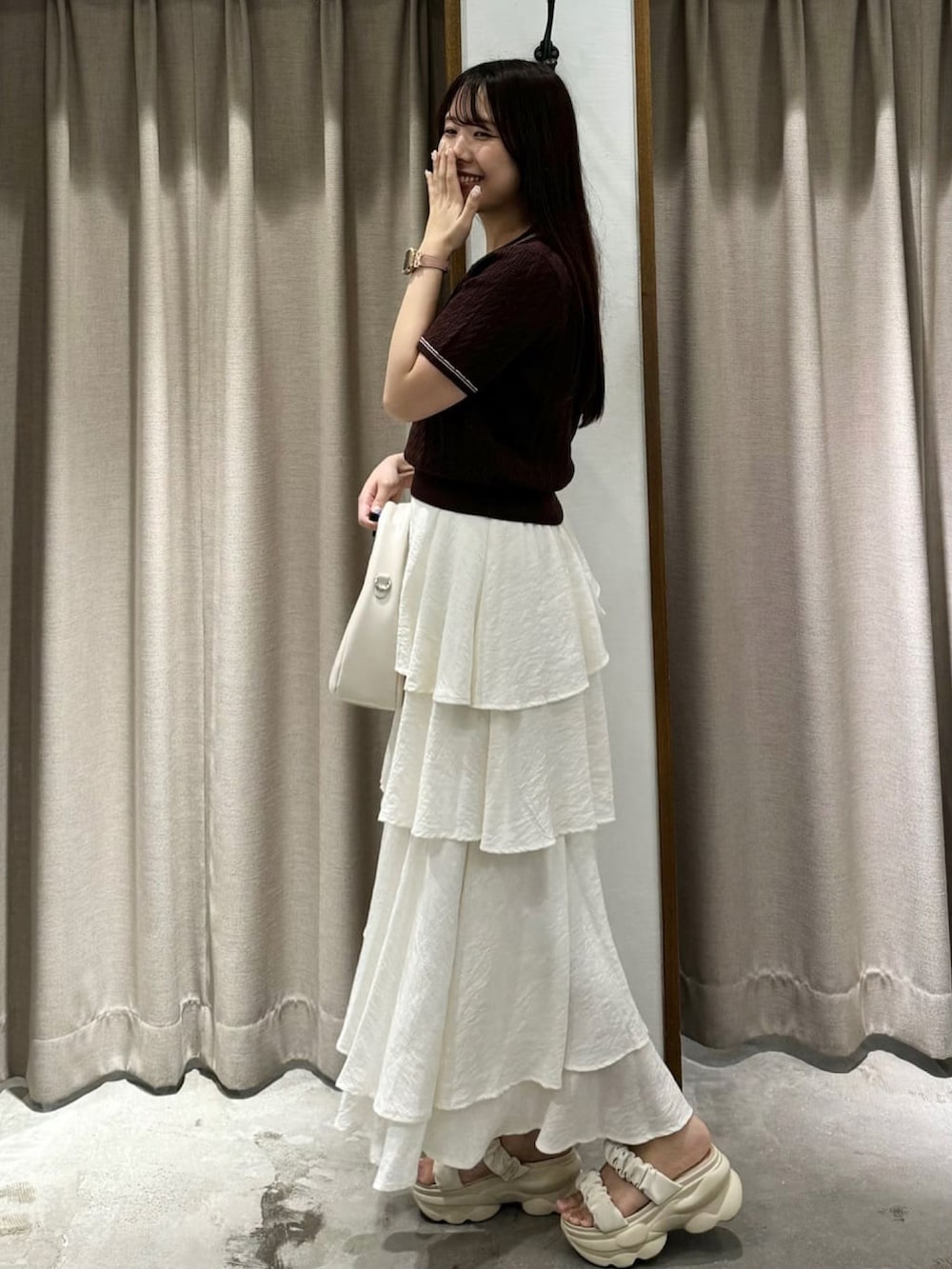 ホワイト系のスカートを着用したレディースの夏コーディネートの2枚目の写真
