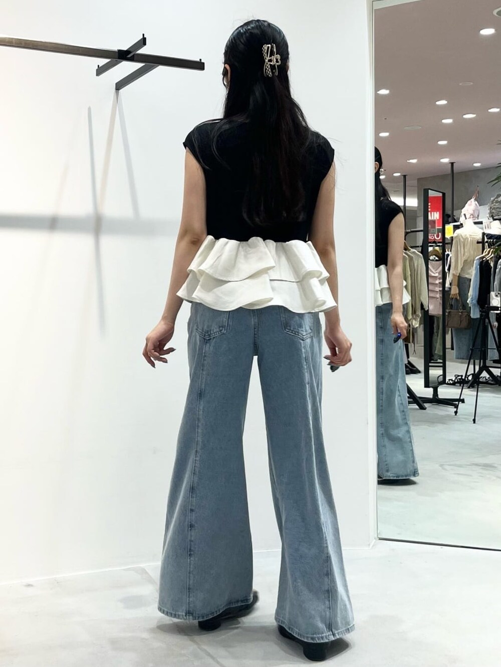 ブルー系のデニムパンツ、ブラック系のTシャツ/カットソーを着用したレディースの夏コーディネートの3枚目の写真
