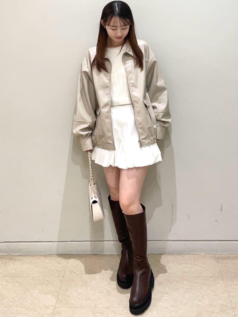「ミニスカート、レザー、レザースカート、バルーンスカート、ロゴニット、チェーンバッグ、お出かけコーデ、アルシーヴ(archives)、archivesスカート、韓国ファッション、休日スタイル、女子会コーデ、レザージャケット」｜「archivesのＢＯＸタックバルーンミニスカート（スカート、ホワイト系）」を使った、archivesさん（レディース・158cm）の冬コーディネートの2枚目の写真