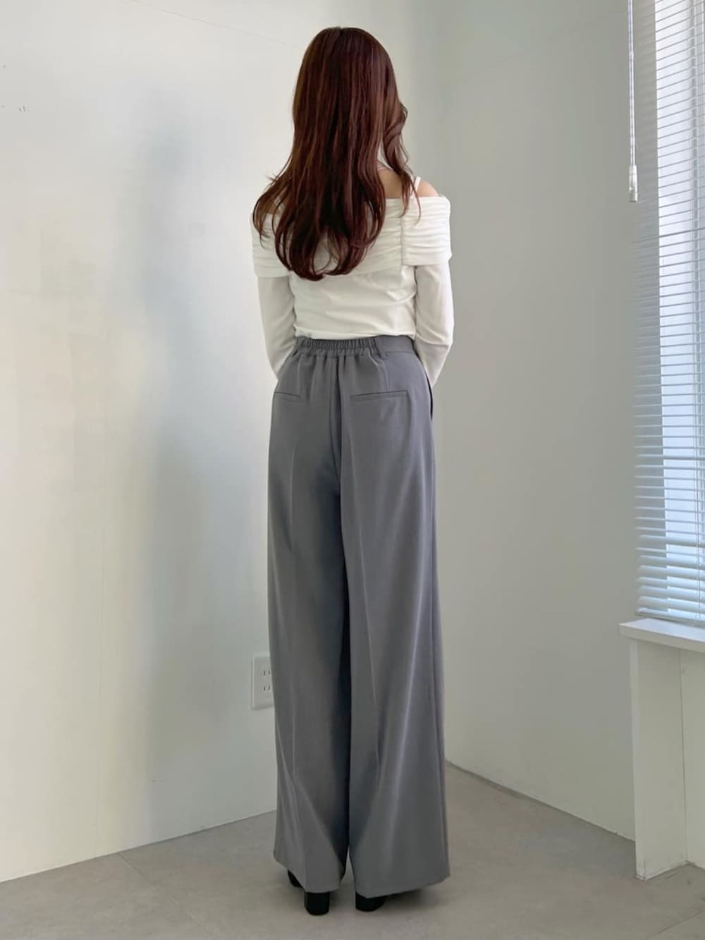 「アルシーヴ(archives)、パンツスタイル、肌見せ、オフショル、韓国ファッション、デザイントップス、ローファー、ハンドバッグ、お出かけコーデ、デートスタイル（WOMEN）」｜「archivesのドロストオフショルカットＴＯＰＳ（Tシャツ/カットソー、ホワイト系）」を使った、archivesさん（レディース・160cm）の春コーディネートの3枚目の写真